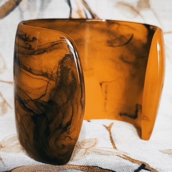 Wide Caramel Amber Swirled Dark Butterscotch Lucite Cuff Bangle Bracelet Vintage - Picture 1 of 11